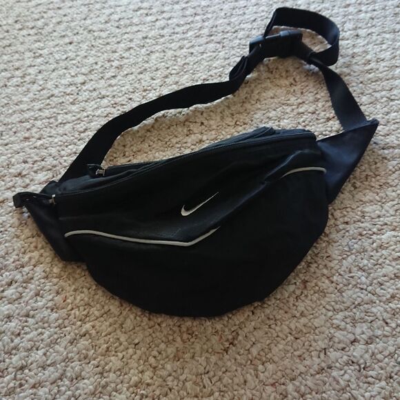 Classic Nike Black / White Fanny Pack NWOT - Picture 1 of 12